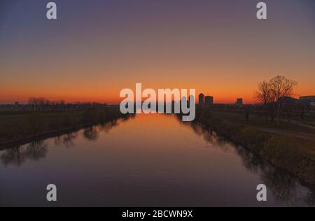 Sonnenuntergang am Fluss Sava in Zagreb Stockfoto