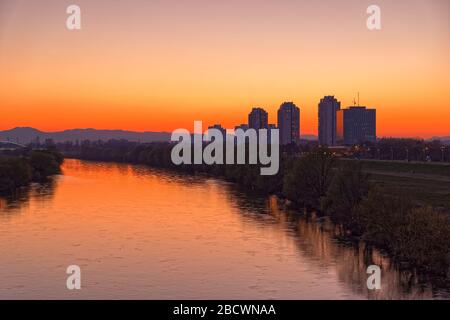 Sonnenuntergang am Fluss Sava in Zagreb Stockfoto