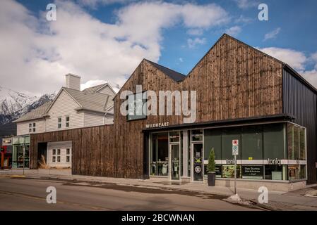 Canmore, Alberta - 4. April 2020: Blick auf Unternehmen in der Bergstadt Canmore Alberta. Canmore ist ein beliebtes Touristenziel in der Nähe von Banff Stockfoto