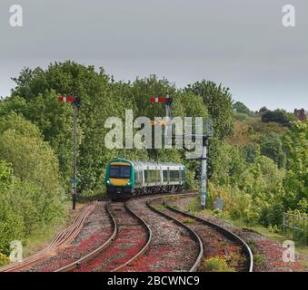 West Midlands Railway Bombardier Class 170 Turbostar Train 170634 Ankunft an der Worcester Foregate Street mit den unteren Quadrantenhalterungen Semaphore Signale Stockfoto