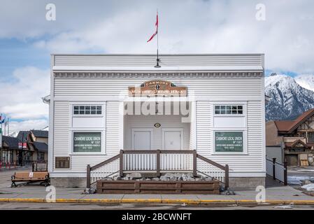 Canmore, Alberta - 4. April 2020: Blick auf die historische Canmore Miners Hall. Canmore war eine wichtige Bergbaugemeinde, aber jetzt konzentriert sich auf den Tourismus. Stockfoto