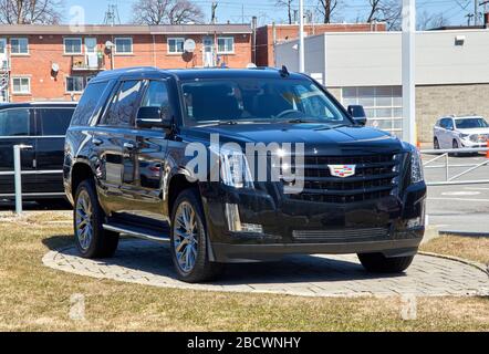 Montreal, Kanada - 4. April 2020: Schwarzes Auto von Cadillac Escalade im Autohaus. Cadillac ist ein Geschäftsbereich des amerikanischen Automobilherstellers General Motors Stockfoto