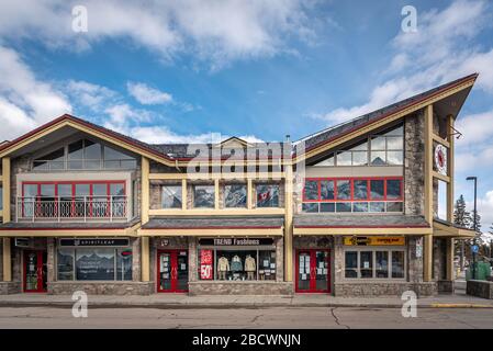 Canmore, Alberta - 4. April 2020: Blick auf Unternehmen in der Bergstadt Canmore Alberta. Canmore ist ein beliebtes Touristenziel in der Nähe von Banff Stockfoto