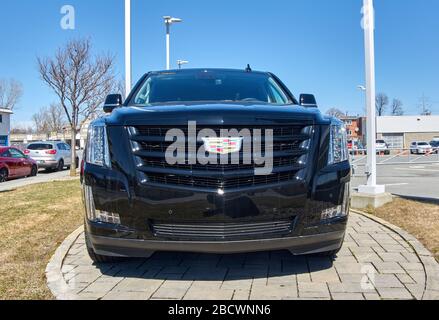 Montreal, Kanada - 4. April 2020: Schwarzes Auto von Cadillac Escalade im Autohaus. Cadillac ist ein Geschäftsbereich des amerikanischen Automobilherstellers General Motors Stockfoto