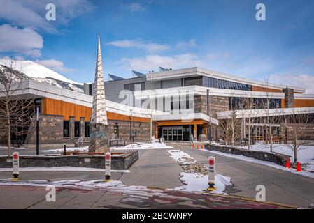 Canmore, Alberta - 4. April 2020: Blick auf die Außenfassade des Elevation Place, Canmore's Erholungszentrum, an einem schönen Wintertag. Stockfoto