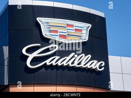 Montreal, Kanada - 4. April 2020: Logo und Schreiben des Händlerbetriebs von Cadillac. Cadillac ist ein Geschäftsbereich des amerikanischen Automobilherstellers General Motors GM t Stockfoto