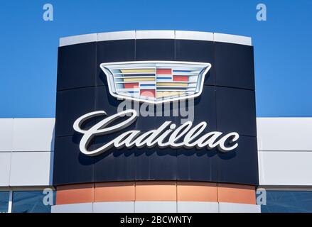 Montreal, Kanada - 4. April 2020: Logo und Schreiben des Händlerbetriebs von Cadillac. Cadillac ist ein Geschäftsbereich des amerikanischen Automobilherstellers General Motors GM t Stockfoto