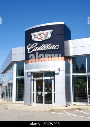 Montreal, Kanada - 4. April 2020: Logo und Schreiben des Händlerbetriebs von Cadillac. Cadillac ist ein Geschäftsbereich des amerikanischen Automobilherstellers General Motors GM t Stockfoto