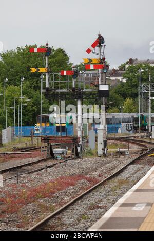 Great Western Railway Bracket Semaphore Signal mit Heim- und Fernarmen am Worcester Strauch Hill, das Heimsignal befindet sich in der "aus"-Position Stockfoto