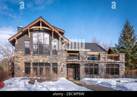 Luxushäuser in der Bergstadt Canmore Alberta im Winter. Canmore ist ein beliebtes Bergziel in Alberta, Kanada. Stockfoto