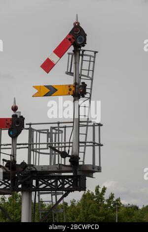 Great Western Railway Bracket Semaphore Signal mit Heim- und Fernarmen am Worcester Strauch Hill, das Heimsignal befindet sich in der "aus"-Position Stockfoto