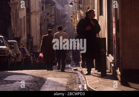 PARIS RUE GERMAIN PILON BUTTE MONTMARTRE WÄHREND DER 80ER JAHRE - PARISER FARBFOTOGRAFIE AUF DER STRASSE - FARB-DIAFILM © FRÉDÉRIC BEAUMONT Stockfoto