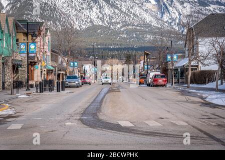 Canmore, Alberta - 4. April 2020: Blick auf Unternehmen in der Bergstadt Canmore Alberta. Canmore ist ein beliebtes Touristenziel in der Nähe von Banff Stockfoto