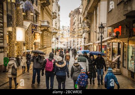 Nachtzeit auf Vaci Utca die Haupteinkaufsstraße in Budapest, Ungarn für die Feiertage dekoriert. Stockfoto