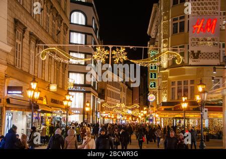 Nachtzeit auf Vaci Utca die Haupteinkaufsstraße in Budapest, Ungarn für die Feiertage dekoriert. Stockfoto