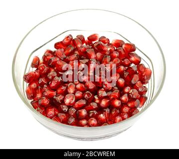 Granatapfelsamen in einer Schüssel isoliert auf weißem Grund. Granatbeeren. Stockfoto