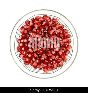 Granatapfelsamen in einer Schüssel isoliert auf weißem Grund. Granatbeeren. Stockfoto