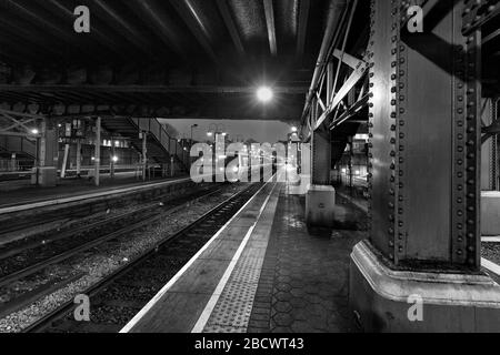 CHILTERN Eisenbahnklasse 165 Zug 165022 wartet am Bahnhof London Marylebone auf eine Winternacht. Stockfoto