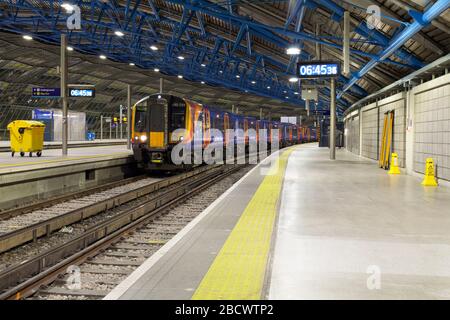 South Western Railway Siemens Desiro Klasse 450 Züge am Bahnhof London Waterloo in den alten internationalen Eurostar-Bahnsteigen von Waterloo Stockfoto