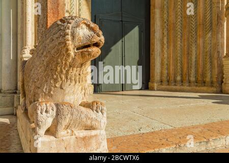 MODENA (MO), ITALIEN - 15. FEBRUAR 2019: Licht ist eine leuchtende Statue des Löwen der Kathedrale von Modena Stockfoto