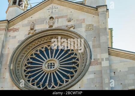 MODENA (MO), ITALIEN - 15. FEBRUAR 2019: Licht erleuchtet die Fassade der Kathedrale von Modena Stockfoto