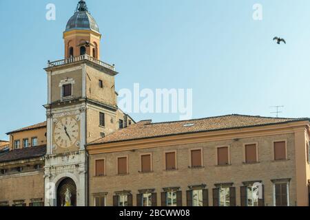 MODENA (MO), ITALIEN - 15. FEBRUAR 2019: Vogel, der über das Rathaus von Modena fliegt Stockfoto