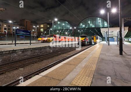 Der Bahnhof London Kings Cross, LNER und Govia Thameslink Railway (GTR) fahren früh am Morgen. Stockfoto