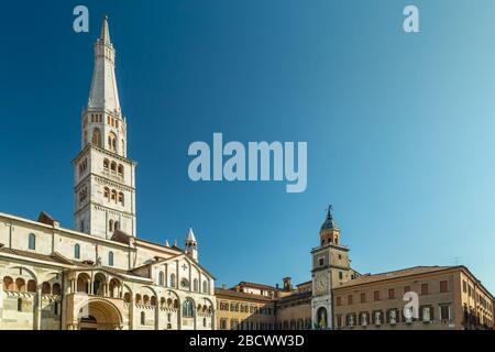 MODENA (MO), ITALIEN - 15. FEBRUAR 2019: Sonnenlicht beleuchtet die Kathedrale und das Rathaus von Modena Stockfoto
