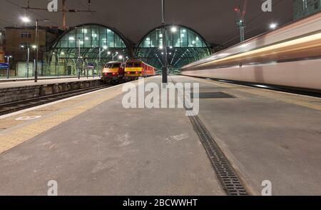 ELEKTROLOKOMOTIVEN DER LNER-Klasse 91 und der DB Cargo-Klasse 90 bei London Kings Cross. 90036 und 91138 mit Abfahrt am frühen Morgen Stockfoto