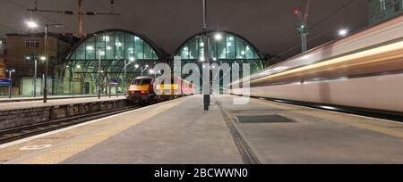 ELEKTROLOKOMOTIVEN DER LNER-Klasse 91 und der DB Cargo-Klasse 90 bei London Kings Cross. 90036 und 91138 mit Abfahrt am frühen Morgen Stockfoto