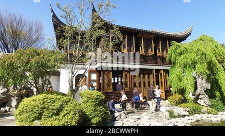 Erstaunliche asiatische Gebäude und Vegetation im Chinese Garden in Portland, USA - 15. APRIL 2017 Stockfoto