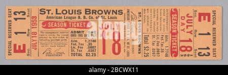 Saisonkarte für das Baseballteam von St Louis Browns. Eine leichte braune Saisonkarte für die St. Louis Browns American League Baseball mit durchgehend schwarzem und rotem Text. Das Ticket gilt für ein Spiel am 18. Juli 1953 und ist ein spezielles Ticket für reservierte Sitzplätze. Das Ticket gilt für Abschnitt E, Reihe 1, Platz 13. Zusätzlicher Text befindet sich auf der Rückseite. Saisonkarte für das Baseballteam von St Louis Browns Stockfoto