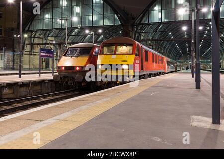 ELEKTROLOKOMOTIVEN DER LNER-Klasse 91 und der DB Cargo-Klasse 90 bei London Kings Cross. 90036 und 91138 mit Abfahrt am frühen Morgen Stockfoto