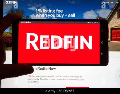 Montreal, Kanada - 4. März 2020: Redfin-Logo auf einem Handy über eine offizielle Website. Redfin ist eine Immobilienmaklerei, es ist das Unternehmen wa aus Seattle Stockfoto