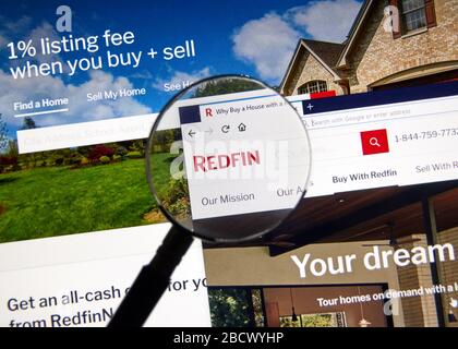 Montreal, Kanada - 4. März 2020: Redfin-Logo auf offizieller Seite unter Lupe. Redfin ist ein Immobilienmakler, es ist ein Unternehmen mit Sitz in Seattle Stockfoto