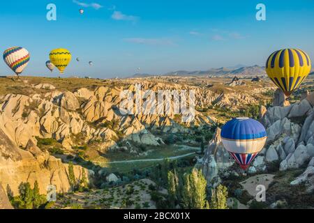 Heißluftballons über Kappadokien, Türkei Stockfoto