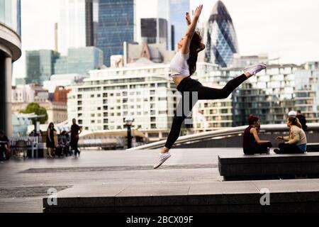 Eine junge Frau, die in london tanzt Stockfoto