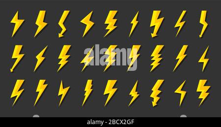 Satz gelber Blitzbolzen. Symbole elektrischer Schlag mit Pfeil, Blitzschlag. Symbol Strom, Energie und Donner. Spannung und Leistung signieren. Fla Stock Vektor