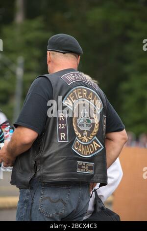 Kanadischer Veteran bei einem Rolling Thunder Event, der eine schwarze Lederweste mit kanadischem Emblem und eine schwarze Baskenmütze trägt. Stockfoto