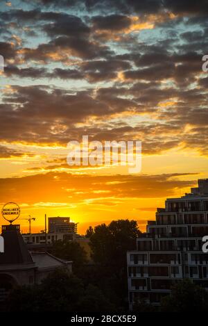 Untergehende Sonne badet die Stadt berlin in goldenem Licht Stockfoto