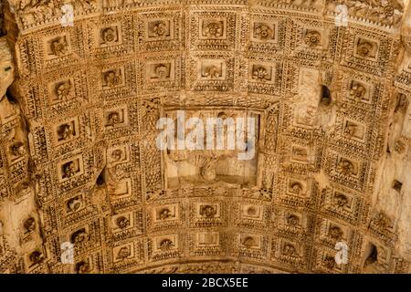 Gebäude des antiken Roms, Details, Nahaufnahme des Kassettenbogens des Titusreliefs, Apotheose des Titusreliefs, Via Sacra, Forum Romanum, Rom, Italien. Stockfoto