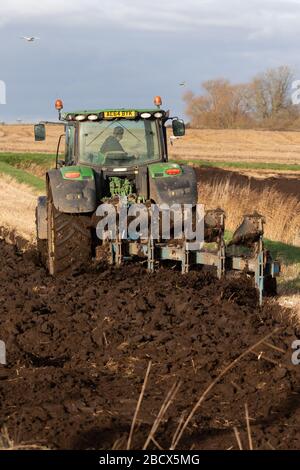 John Deere Traktor Pflügen Stockfoto