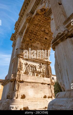 Gebäude des antiken Roms, Details, Nahaufnahme der Reliefs des Titusbogens, innere Nordtafel, Titus als Triumphator, Via Sacra, Forum Romanum, Rom, Italien. Stockfoto