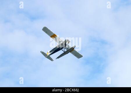 Schwimmerflugzeug, das mit einem teilweise blauen Himmelshintergrund um ihn herum fliegt, in Issaquah, Washington, USA Stockfoto