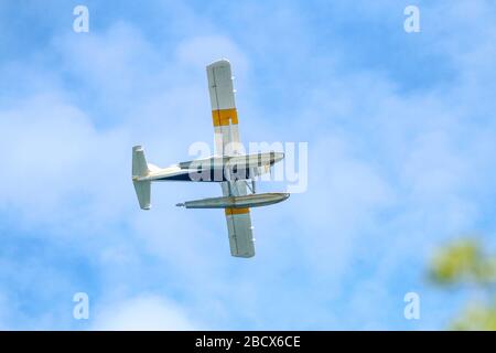 Schwimmerflugzeug, das mit einem teilweise blauen Himmelshintergrund um ihn herum fliegt, in Issaquah, Washington, USA Stockfoto