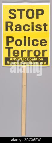 Plakat mit Stop the war on Black America bei Protesten in Washington DC verwendet. Dieses Zeichen wurde bei Protesten von Black Lives Matter zwischen August und Dezember 2014 in Washington, DC getragen, einschließlich Demonstrationen für Mike Brown am 23. August 2014, Eric Garner am 3. Dezember 2014, Und Tamir Rice am 13. Dezember 2014. EIN Picket-Zeichen, das lautet [STOP / The WAR / on Placard with Stop the war on Black America Use at Protests in Washington DC Stockfoto