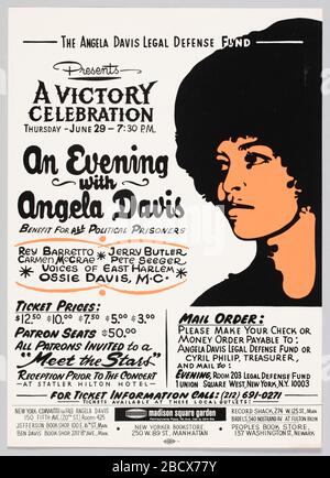 Flyer, der einen Abend mit Angela Davis wirbt. Dieser Flyer wirbt mit Angela Davis um einen festlichen Abend. Der Flyer ist weiß mit schwarzem Text und zeigt rechts oben eine Illustration von Angela Davis. Flyer, der einen Abend mit Angela Davis wirbt Stockfoto