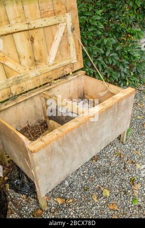 Wurmbehälter aus Holz in Issaquah, Washington, USA. Wurmbehälter können aus Holz oder Kunststoff bestehen. Stockfoto