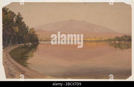 MT Katahdin aus der Vogue Pond. Die Forschung in ProgressShores von "Toue Pond" wird links und hinten gezeigt. Herbst. Im Zentrum, Baxter Peak, mit Pomola, rechts. Blick nach Nordwesten. MT Katahdin aus der Vogue Pond Stockfoto