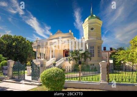 Merida, Mexiko - 11. Februar 2020: Zentrale Avenue Paseo de Montejo in Merida mit lokalen Museen, Restaurants, Denkmälern und Touristenattraktionen Stockfoto